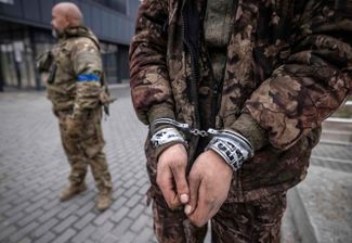 Российский пленный солдат в наручниках в Харькове