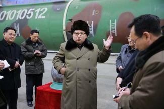 Лидер Северной Кореи Ким Чен Ын с учеными и разработчиками в области исследований ядерного оружия. Март, 2016