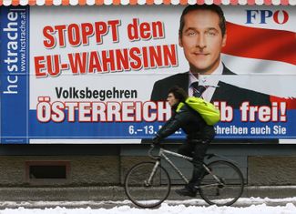 На предвыборном плакате «Австрийской партии свободы» 2006 года («Остановите безумие ЕС») к лицу лидера партии Хайнца-Кристиана Штрахе подрисованы усики, как у Адольфа Гитлера.