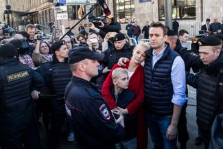 Полицейские выводят Навальных с митинга против реновации. 14 мая 2017 года