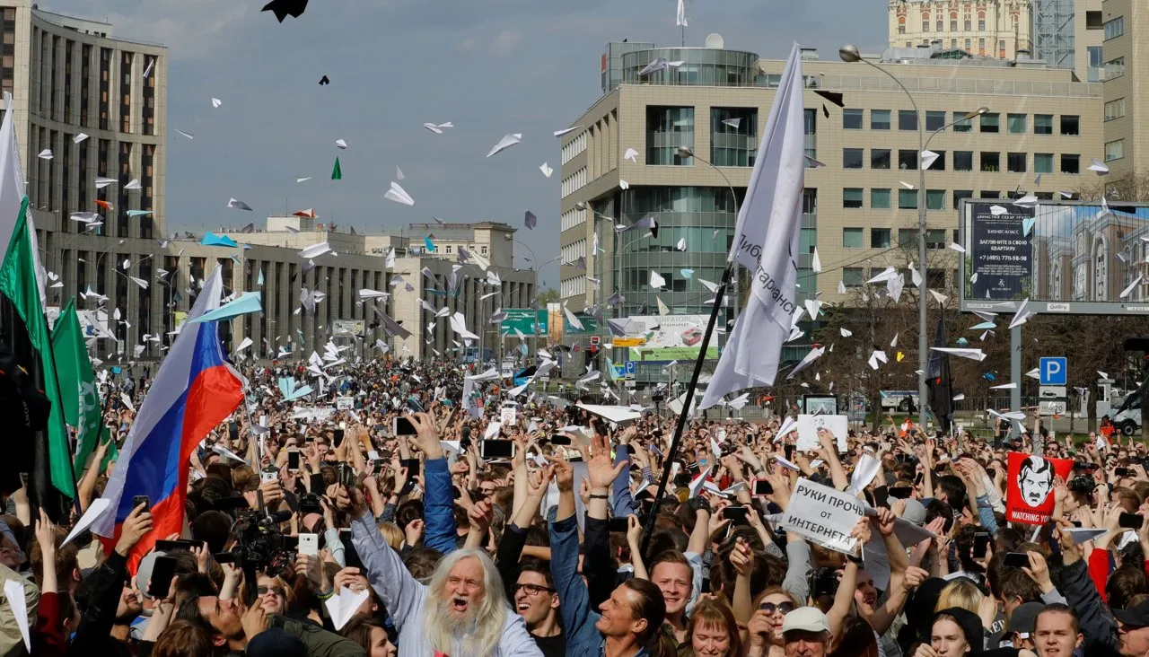 Мы умнее своих родителей В Москве прошел митинг против блокировки Telegram.  Репортаж «Медузы» — Meduza