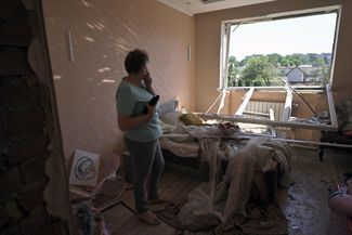 64-летняя жительница Львова Ольга Бура в своей квартире, разрушенной во время обстрела