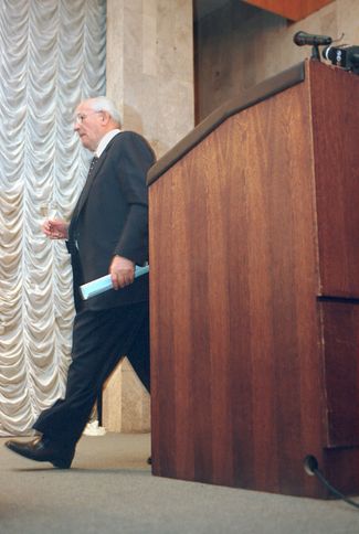 Михаил Горбачев на съезде Российской объединенной социал-демократической партии, на котором было принято решение об объединении с Российской партией социальной демократии Константина Титова, Москва, 23 ноября 2001 года