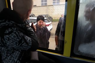 Мобилизованный житель Волгограда у военкомата прощается с матерью через окно автобуса