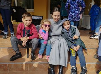 Актриса Анджелина Джоли с украинскими детьми во Львове, куда она прибыла как посол доброй воли Управления ООН по делам беженцев.