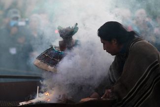Церемония зажигания священного огня индейцев из движения Minga Indigena, участвующего в официальных (и неофициальных) мероприятиях в Глазго
