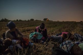 Семья беженцев ждет возможности пересечь границу Сербии и Венгрии, 31 августа 2015 года. Фотография Маурисио Лимы