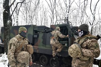 Украинская реактивная система залпового огня MLRS занимает позицию на передовой в Донецкой области
