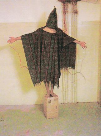 4 ноября 2003 года. Тюрьма Абу-Грейб, Ирак. В тюрьме в городе Абу-Грейб, построенной еще при Хусейне, американские военные содержали заключенных, обвиненных в преступлениях против коалиции. В 2004-м стало известно, что заключенных подвергали пыткам и издевательствам. Военные фотографировали пытки и позировали на фоне людей, над которыми издевались. На этом снимке Абду Хуссейн Саад Фалех — один из заключенных Абу-Грейба. Пытки в Абу-Грейбе стали предметом многочисленных расследований как внутри США, так и за их пределами.