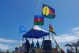 Флаг Азербайджана рядом с флагом Новой Каледонии
