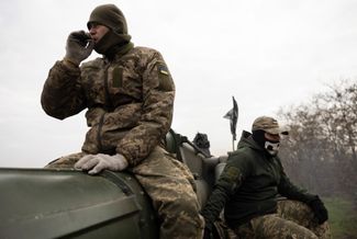 Украинские военные отдыхают на самоходной пушке «Пион» на позиции в районе Херсона