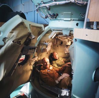Американский астронавт Томас Стаффорд и Алексей Леонов в спускаемом аппарате тренажера «Союза» в Центре подготовки космонавтов имени Ю.А. Гагарина. 1 мая 1975 года.