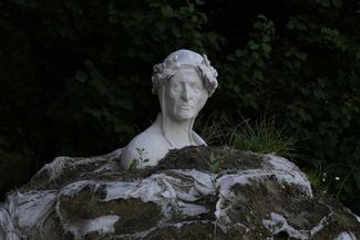 Скульптура Данте Алигьери из каррарского мрамора недалеко от «моста Кличко». Ее Киеву подарило посольство Италии в 2015 году. Во время войны скульптуру закрыли мешками с песком. Август 2023-го