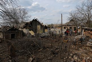 Жители Горловки у своих домов, разрушенных в результате обстрела