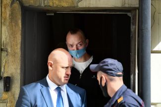 Ivan Safronov (center) and FSB investigator Alexander Chaban (left) after a hearing at Moscow’s Lefortovo District Court on September 2, 2020.