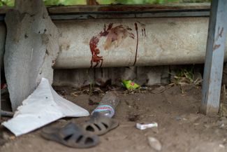 Пятна крови на месте, где был убит человек в результате ракетного обстрела в Краматорске, Донецкая область. По словам мэра города, в результате ракетного удара погибли три человека и еще 13 получили ранения
