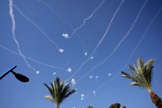 Израильская система противовоздушной обороны «Железный купол» перехватывает ракеты, запущенные из сектора Газа в сторону Сдерота. 14 октября 2023 года