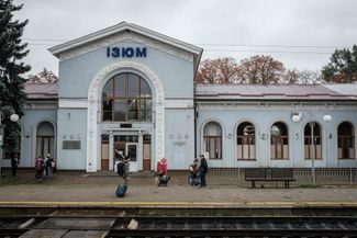Пассажиры на изюмском вокзале