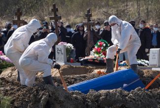 Похороны в Колпино, неподалеку от Санкт-Петербурга. 10 мая 2020 года