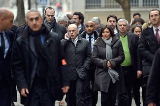 Глава МВД Франции Бернар Казнев и мэр Парижа Анн Идальго (в центре) у здания редакции Charlie Hebdo.