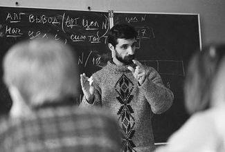 Sergei Bebchuk, headmaster of League of Schools, teaching an informatics class, November 1, 1994