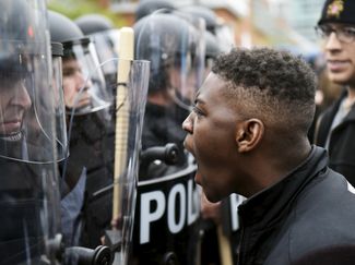 Демонстрант и полицейские в Балтиморе, 25 апреля