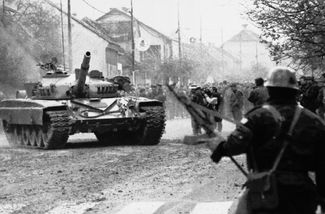 Танк югославской армии покидает хорватский город Ястребарско неподалеку от Загреба. 30 ноября 1991 года