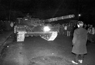 Безоружный гражданин Литвы перегораживает дорогу советскому танку. Вильнюс, 13 января 1991 года