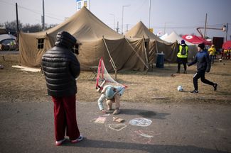 Украинские беженцы в благотворительном палаточном лагере в Вишне-Немецке, Словакия 