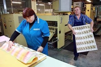 Нанесение нумерации на сторублевые банкноты на Пермской печатной фабрике Гознака, 4 декабря 2014 года