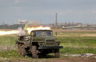 Военнослужащие пророссийских войск стреляют из реактивной системы залпового огня БМ-21 «Град» в ходе боевых действий в районе завода «Азовсталь» в Мариуполе