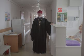Благочинный Гаврило-Ямского района отец Александр в гинекологическом отделении местной центральной больницы, 21 апреля 2017 года