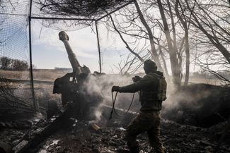 Артиллерист ВСУ наносит удар по российским позициям под Бахмутом из советской пушки-гаубицы Д-20