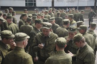 Солдаты срочной службы в день призывника. Поселок Мосрентген, 21 апреля 2012 года