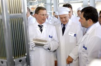 Первый вице-премьер Сергей Иванов посещает Новосибирский завод химконцентратов, 1 июня 2007 года