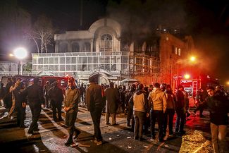 Дым из посольства Саудовской Аравии во время демонстрации и поджога посольства Саудовской аравии в Тегеране 2 января 2016 года.