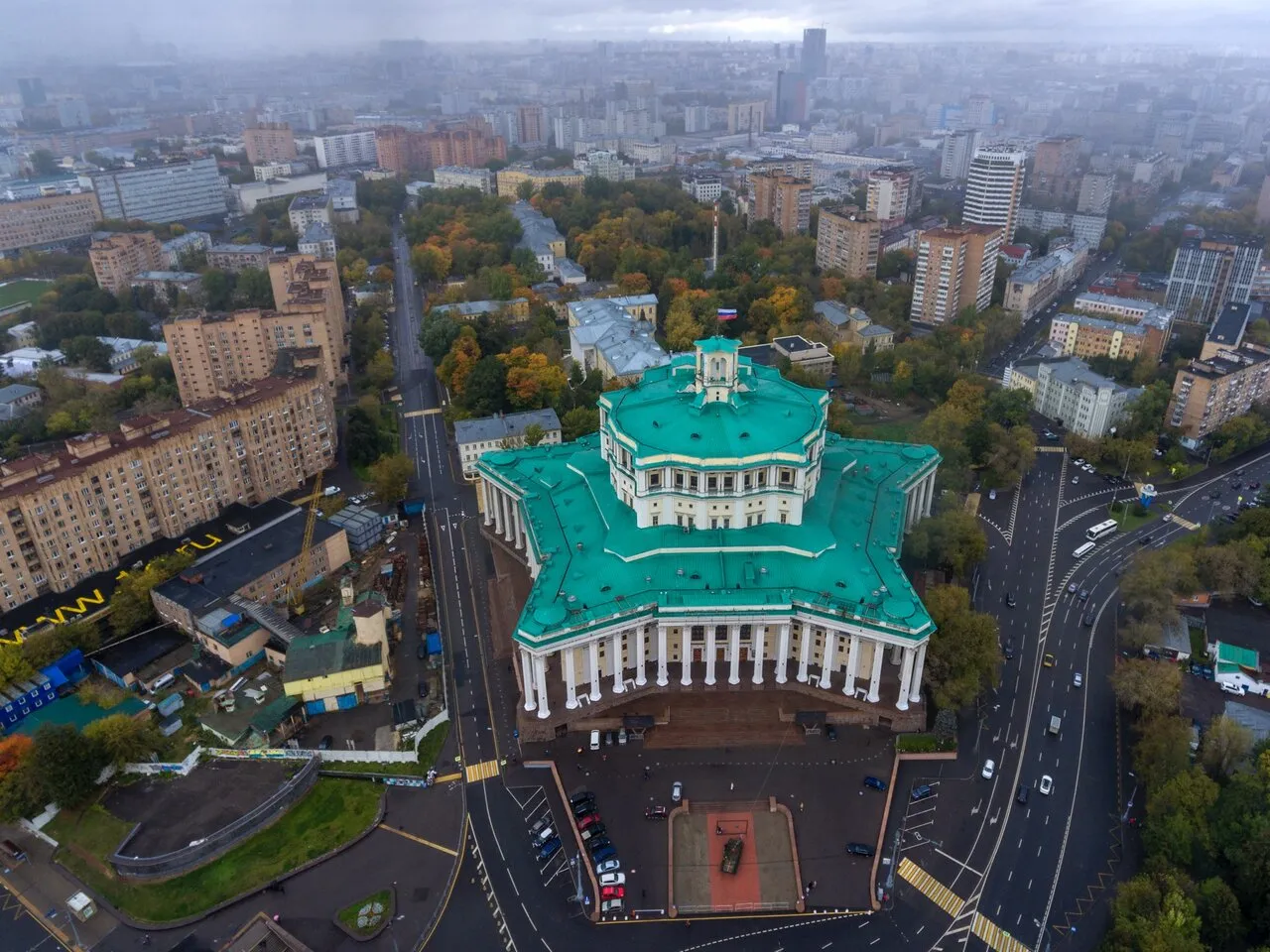 Эмир Кустурица возглавит Театр Российской армии. Если посмотреть на историю  его дружбы с Россией, эта новость не кажется такой уж удивительной — Meduza