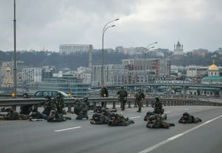 Украинские военные занимают позиции в центре Киева