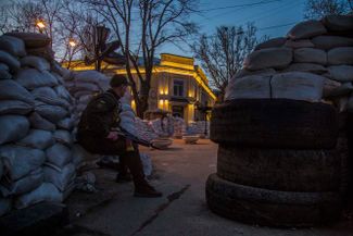 Украинский солдат на армейском блокпосту в Одессе