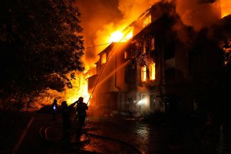 Пожарные тушат жилой дом в Николаеве, загоревшийся после попадания в него российской ракеты