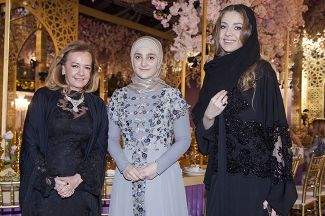 Глава ювелирного дома Chopard Каролина Груози-Шойфеле и Айшат Кадырова (слева направо) во время показа коллекции в Грозном, 2 марта 2017 года