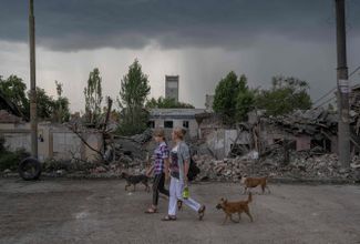 Жительницы Торецка возле разрушенного дома. До начала полномасштабного вторжения России этот город находился в непосредственной близости от линии разграничения с самопровозглашенной ДНР