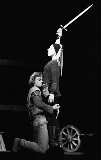 Сцена из спектакля «Тиль» в «Ленкоме». Николай Караченцов в роли Тиля, Инна Чурикова в роли Неле. 1983 год