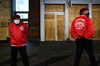 Добровольцы из организации Guardian Angels охраняют магазин в Нью-Йорк. 1 июня 2020 года