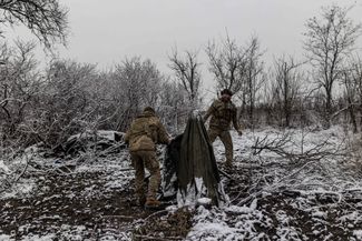Украинские военные снимают камуфляж с миномета недалеко от Великой Новоселки в Донецкой области