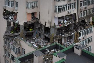 Спасатели работают в доме, поврежденном в результате ракетной атаки. 24 июня 2023 года