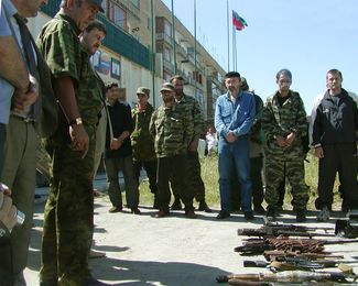 Церемония добровольной сдачи оружия бывшими боевиками. Чеченская республика, 26 июня 2003 года