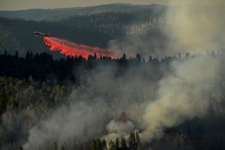 Boeing 747 Supertanker тушит лесной пожар в Калифорнии. 2017 год