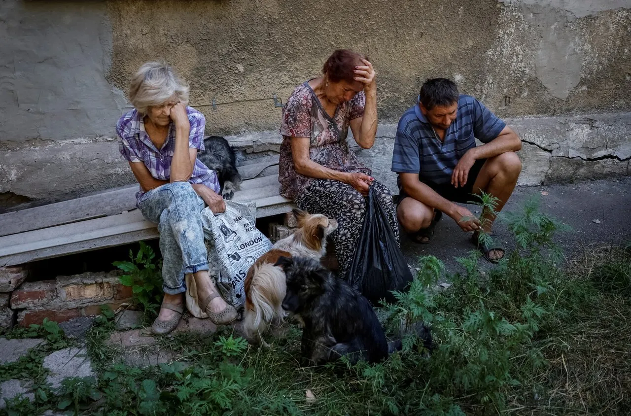 Россия начала неожиданное наступление на Торецк. В городе ведется  эвакуация, но тысячи человек все еще отказываются покидать свои дома  Восемьсот шестьдесят третий день войны. Фотографии — Meduza