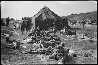 Раненые в ожидании эвакуации у пункта медицинской помощи в районе Безымянной (Федюкины высоты), 9 мая 1944 года